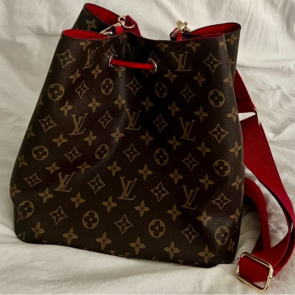 👑✅PRICE FIRM✅ Brown and Red Monogram Bucket Crossbody bag. Like brand new! - Picture 3 of 17